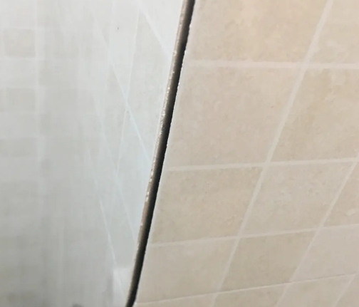 枣庄瓷砖空鼓维修公司分享阳台瓷砖脱落的修复过程可以分为以下几个步骤